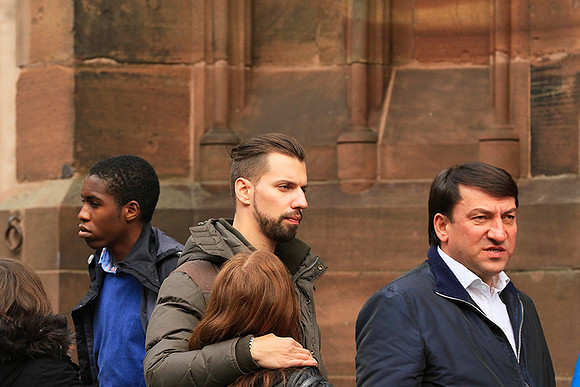 Strasbourg : queuing in front of the cathedral (devant la cathédrale)