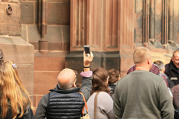 Strasbourg : queuing in front of the cathedral (devant la cathédrale)