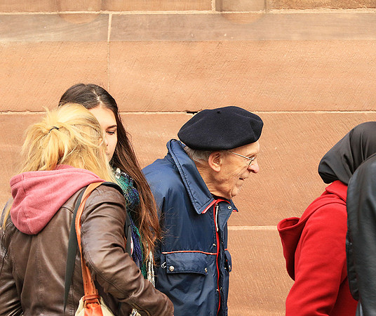 Strasbourg : queuing in front of the cathedral (devant la cathédrale)