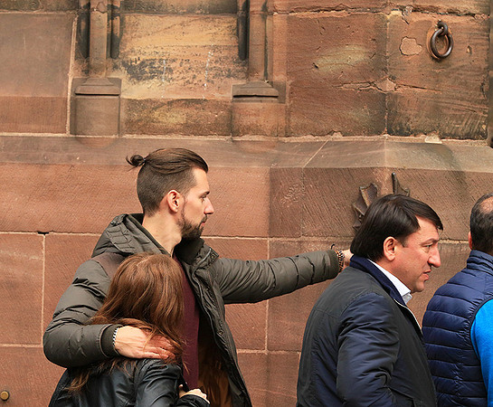 Strasbourg : queuing in front of the cathedral (devant la cathédrale)