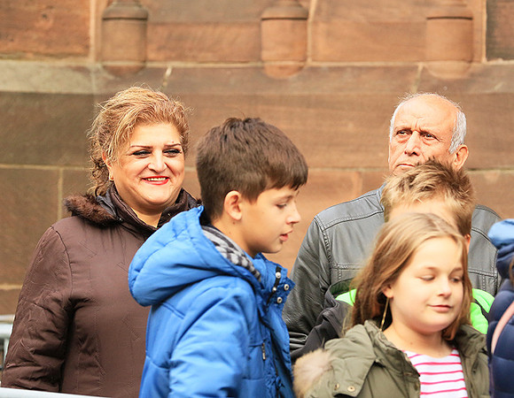 Strasbourg : queuing in front of the cathedral (devant la cathédrale)