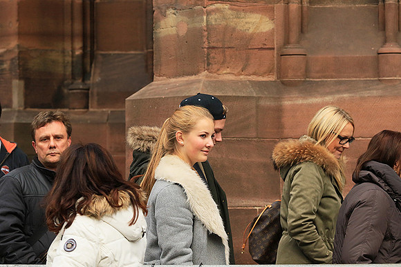 Strasbourg : queuing in front of the cathedral (devant la cathédrale)