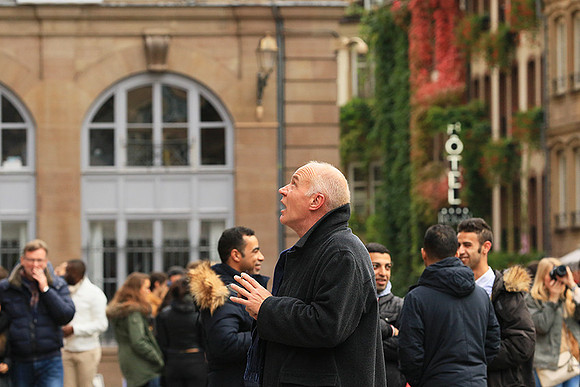 France - Strasbourg : queuing in front of the cathedral (devant la cathédrale)