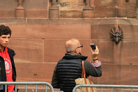 Strasbourg : queuing in front of the cathedral (devant la cathédrale)