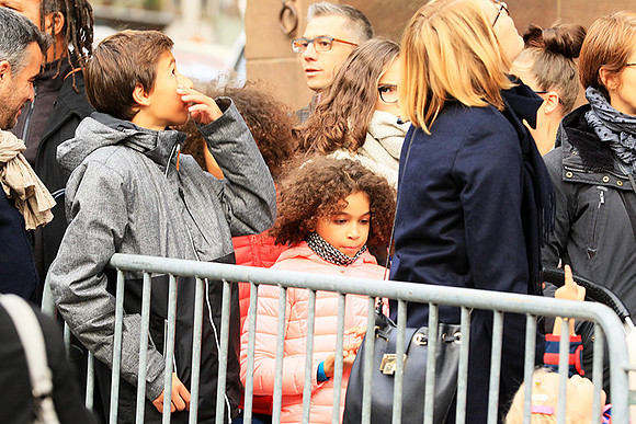 France - Strasbourg : queuing in front of the cathedral (devant la cathédrale)