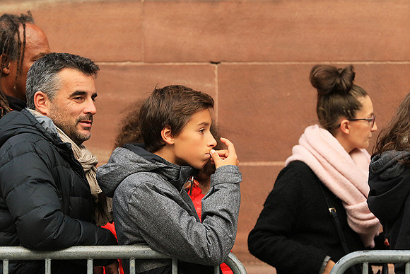 France - Strasbourg : queuing in front of the cathedral (devant la cathédrale)