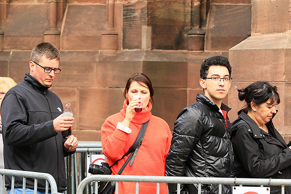 Strasbourg : queuing in front of the cathedral (devant la cathédrale)
