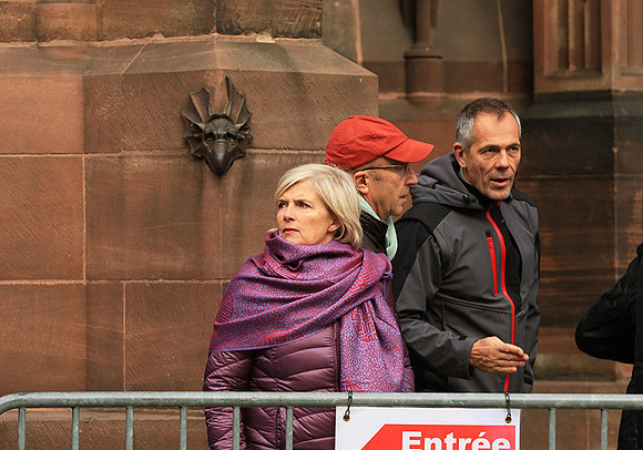 France - Strasbourg : queuing in front of the cathedral (devant la cathédrale)