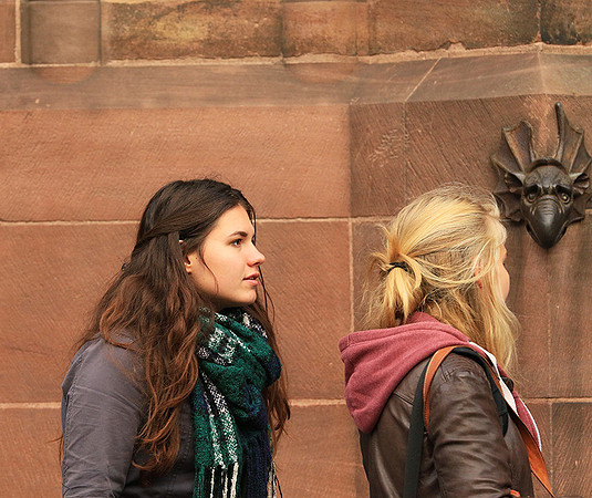 Strasbourg : queuing in front of the cathedral (devant la cathédrale)
