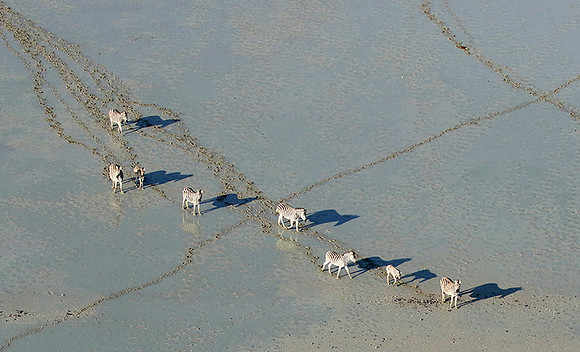 Helicopter flight over Sua Pan
